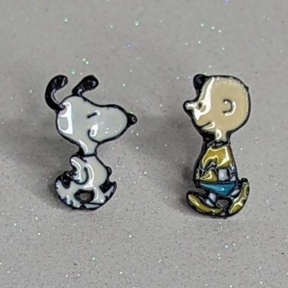 Charlie Brown and Snoopy acrylic stud earrings - Picture 2 of 6